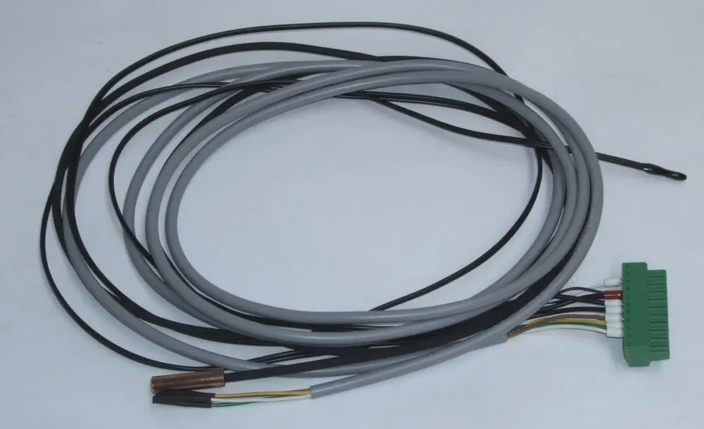 Ein Kabelbaum in Grautönen mit mehreren einzelnen Drähten und einem grünen Anschlussstecker, der für Daikin-Geräte geeignet ist.